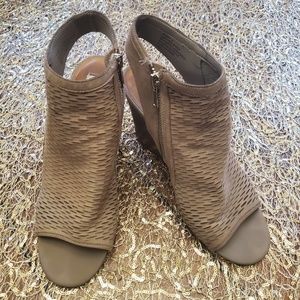 Steve Madden Beige Winny Wedges Size 9